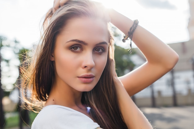 Linda mulher morena estilo sensual retrato de verão posando ao ar livre na rua à noite