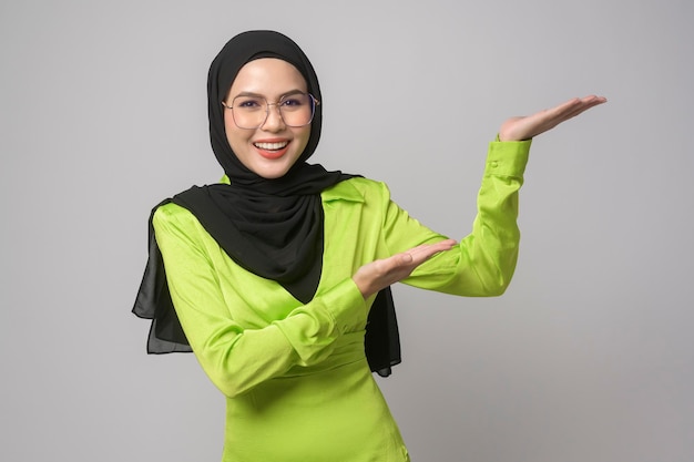 Linda mulher muçulmana com hijab usando óculos sobre fundo branco studio eyecare conceptx9