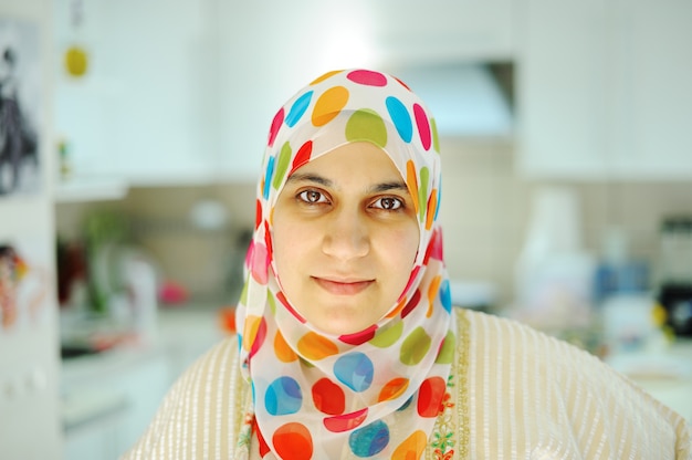 Linda mulher muçulmana em pé na cozinha