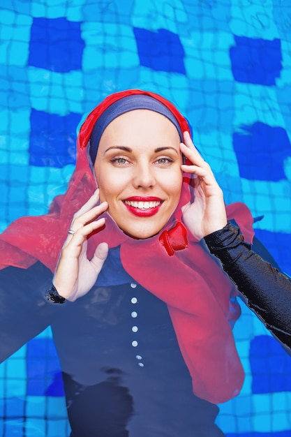 Foto linda mulher muçulmana nadando