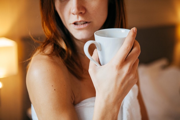 Linda mulher na cama com café