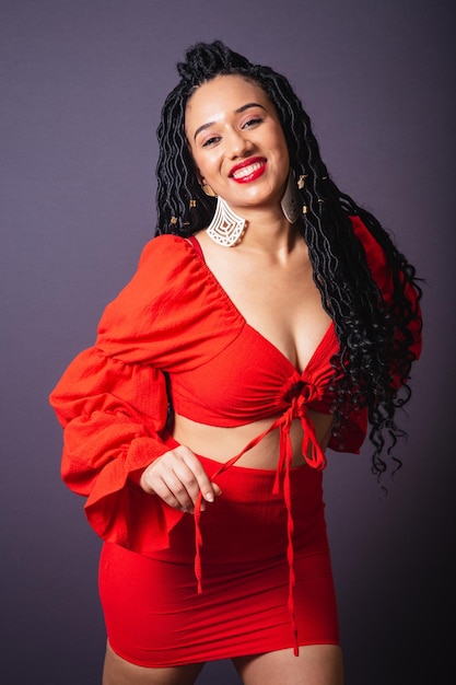 Linda mulher negra brasileira vestida de retrato de meio corpo vermelho fundo cinza infinito