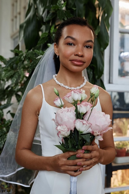 Linda mulher negra como jovem noiva usando vestido de noiva simples