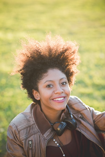 linda mulher negra de cabelos curly preto ouvindo música