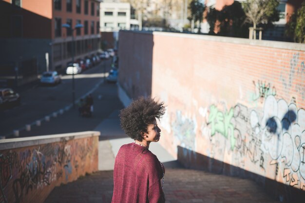 Foto linda mulher negra de cabelos encaracolados