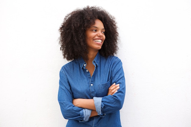 Linda mulher negra feliz em pé com os braços cruzados