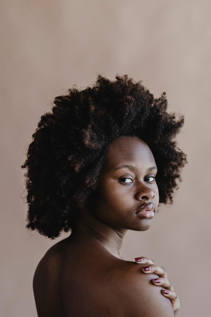 Linda mulher negra nua com cabelo afro