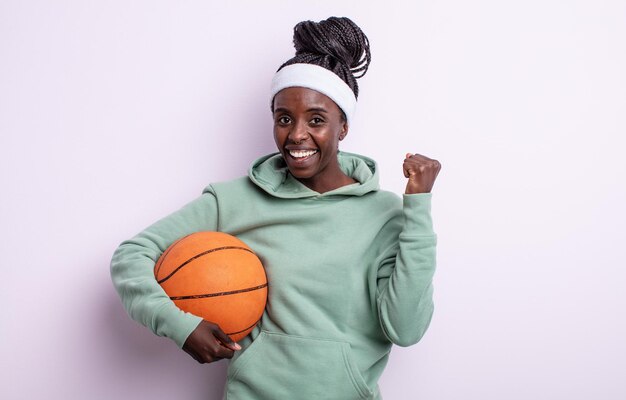 Linda mulher negra se sentindo chocada, rindo e comemorando o sucesso. conceito de basquete