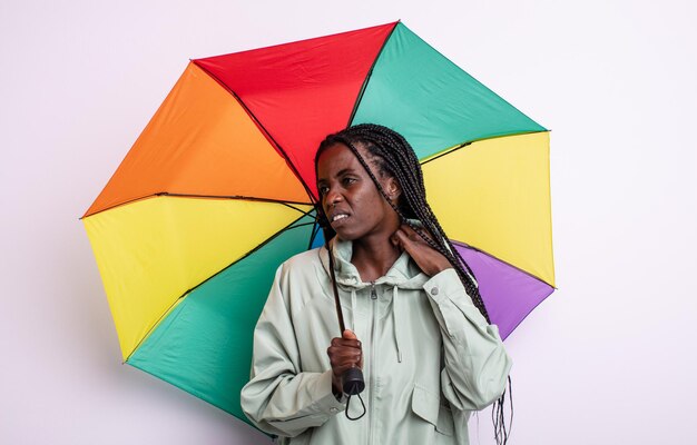 Linda mulher negra se sentindo estressada, ansiosa, cansada e frustrada. conceito de guarda-chuva