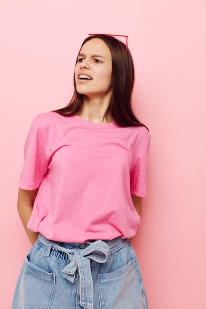 Foto linda mulher óculos cor de rosa e t-shirt mão gesto recortada vista. foto de alta qualidade