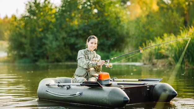 Linda mulher pesca no rio