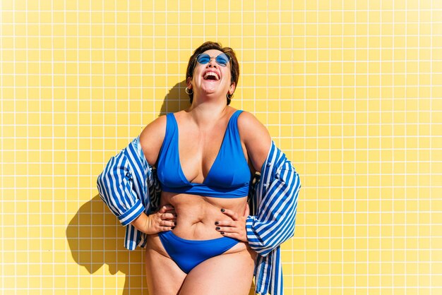 Linda mulher plus size com roupa de banho na praia