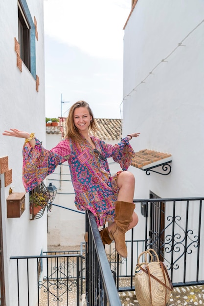 Linda mulher posando em lugar pitoresco da vila mediterrânea em Altea espanha