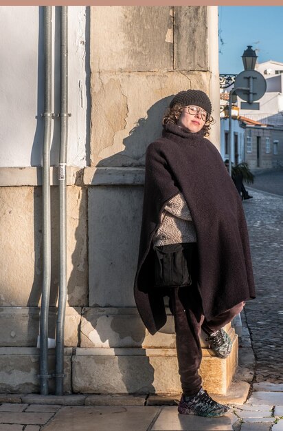 Foto linda mulher posando nas ruas de faro