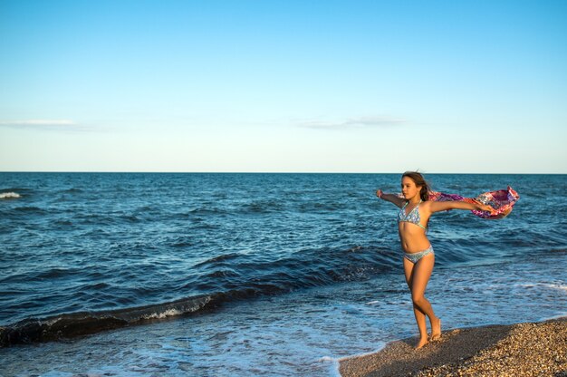 Linda mulher relaxada descansando na praia