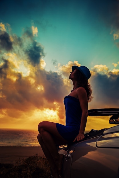 Foto linda mulher relaxando na praia pessoa se divertindo no cabriolet contra o céu azul férias de verão e conceito de viagens