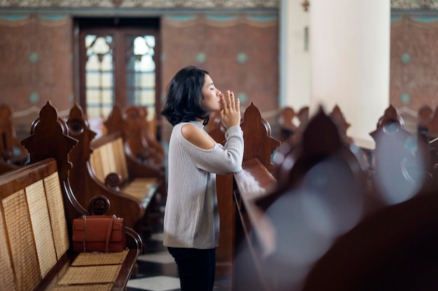 Foto linda mulher rezando na igreja