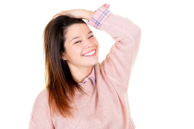 Linda mulher rindo de mãos nos cabelos no fundo branco