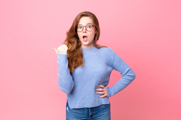 Linda mulher ruiva parecendo espantada com a descrença