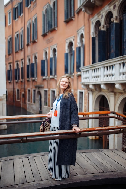 Linda mulher se divertindo viajando ao ar livre durante as férias na Europa Conceito de viagem estilo de vida