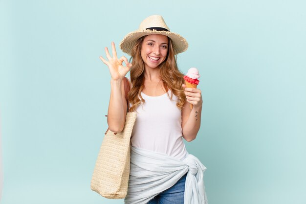 Linda mulher se sentindo feliz, mostrando aprovação com um gesto certo. conceito de verão