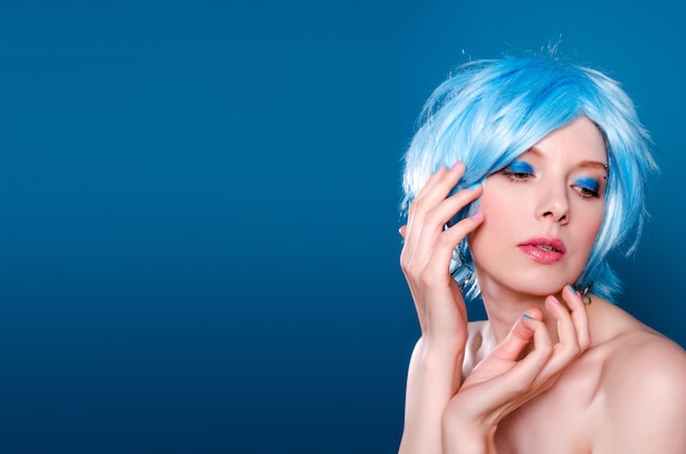 Foto linda mulher sedutora na peruca azul.
