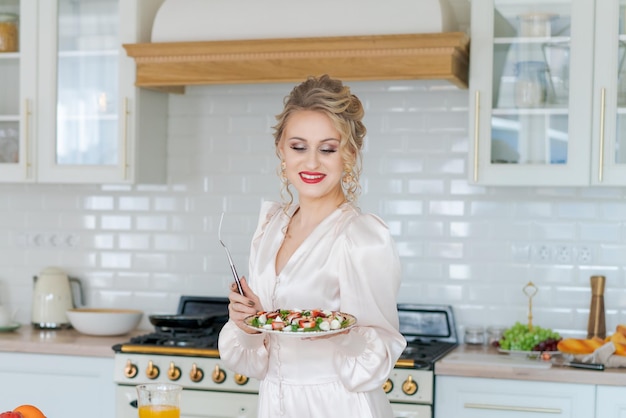 Linda mulher segura em seu prato de mão com queijo de morango vermelho salada de frutas