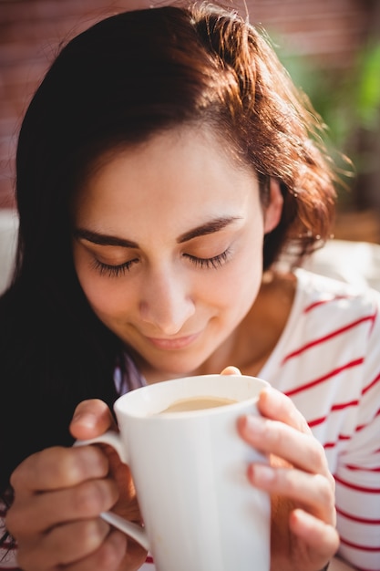 Linda mulher segurando a xícara de café