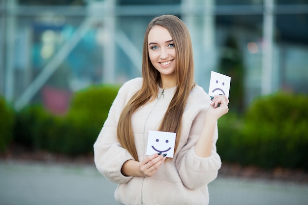 Linda mulher segurando cartas com sorriso triste e engraçado