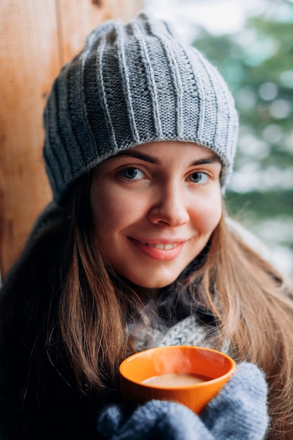 Linda mulher segurando e bebendo uma xícara de café