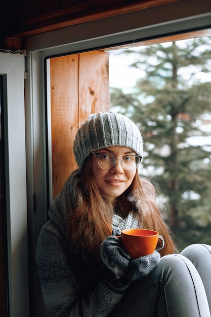 Linda mulher segurando e bebendo uma xícara de café