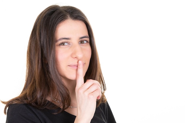 Linda mulher segurando o dedo indicador nos lábios shh silêncio para o espaço de cópia de lado secreto
