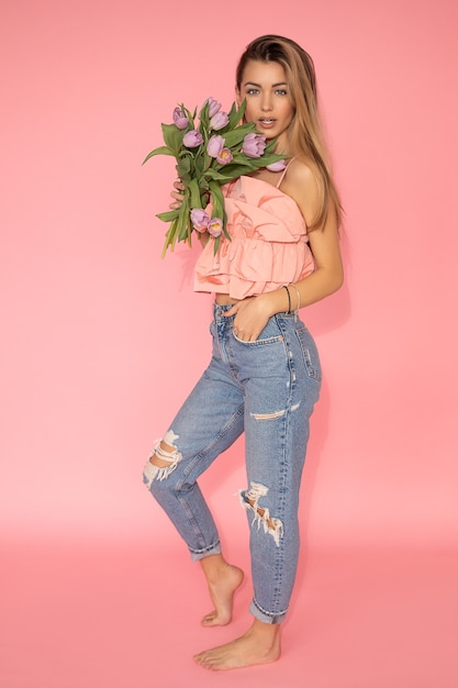 Linda mulher segurando um buquê de tulipas de flores de primavera.