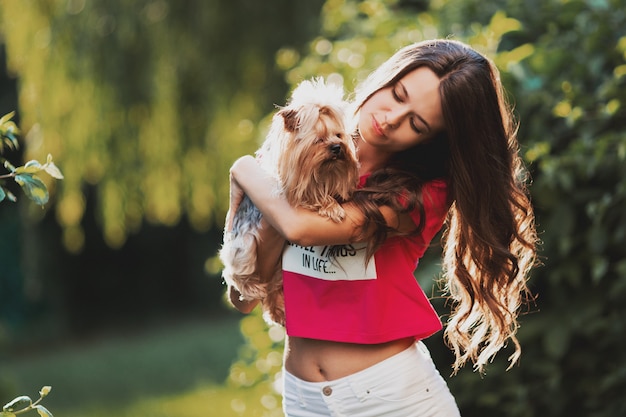 Linda mulher segurando um cachorro