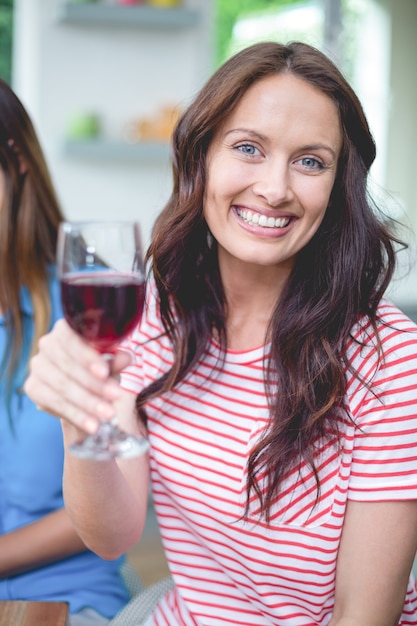 Linda mulher segurando um copo de vinho tinto