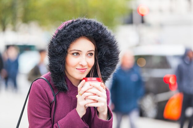 Foto linda mulher segurando um cuf de chá em londres