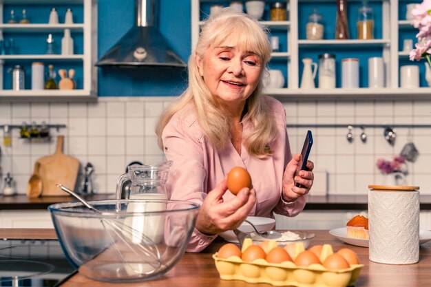 Linda mulher sênior assando na cozinha