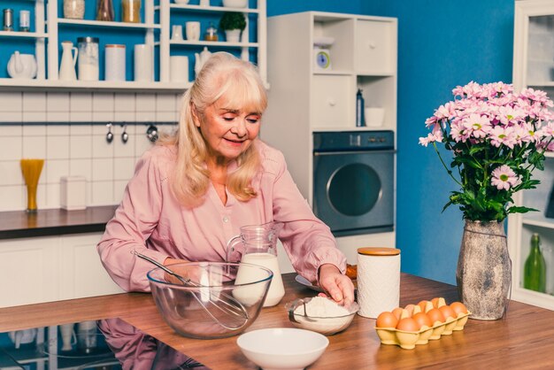 Linda mulher sênior assando na cozinha