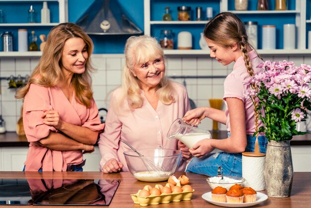 Linda mulher sênior e família trabalhando na cozinha