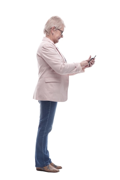 Linda mulher sênior falando em seu smartphone