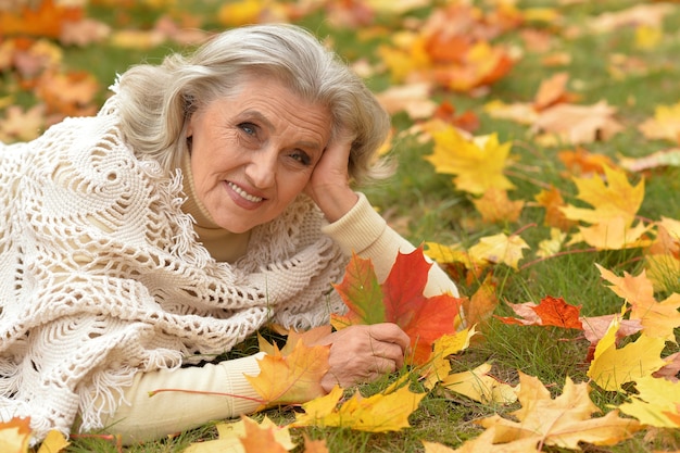 Linda mulher sênior posando ao ar livre no outono