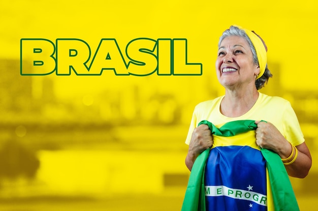 Linda mulher sênior segurando a bandeira do Brasil em fundo cinematográfico