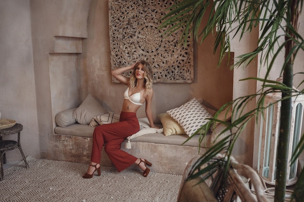 Linda mulher sexy loira cabelo estilo oriental estilo árabe marrocos móveis glamour modelo pose roupas da moda