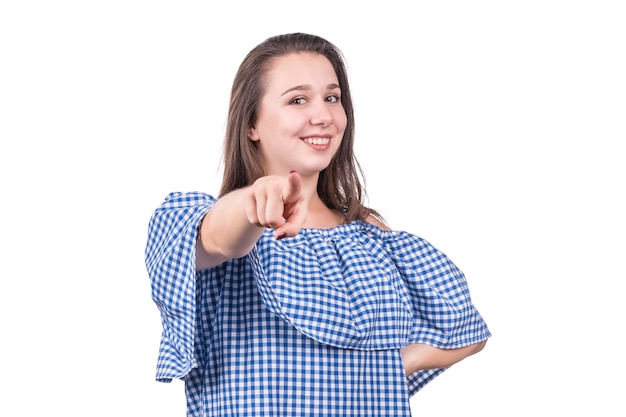 Linda mulher sorridente em uma blusa xadrez mostrando um dedo para a câmera, isolada em um fundo branco