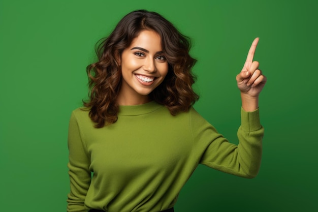 linda mulher sorrindo e apontando o dedo para cima