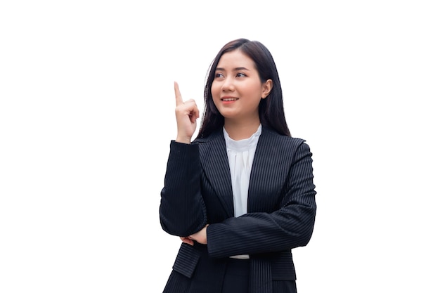 Linda mulher tailandesa asiática de terno está apontando o dedo e olhando para cima com um fundo branco