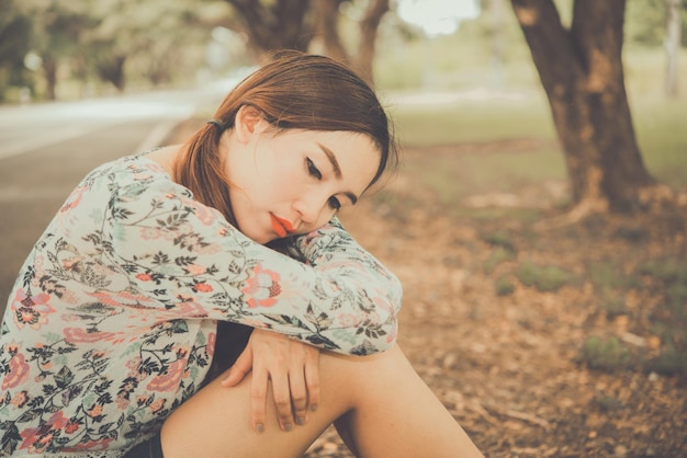 Linda mulher tailandesa muito triste por amor não correspondido desgosto mulher asiática estilo vintage conceito de garota de coração partido