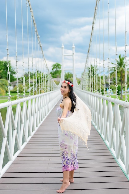 Linda mulher tailandesa Sente-se na garota bridgeasiana no conceito de garota hippie de estilo boêmio