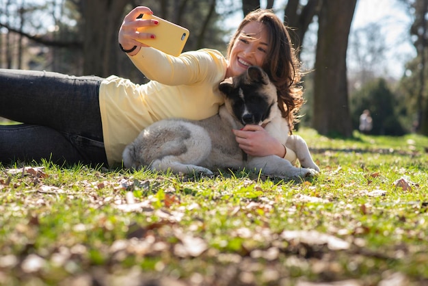 Linda mulher tirando foto com seu cachorro