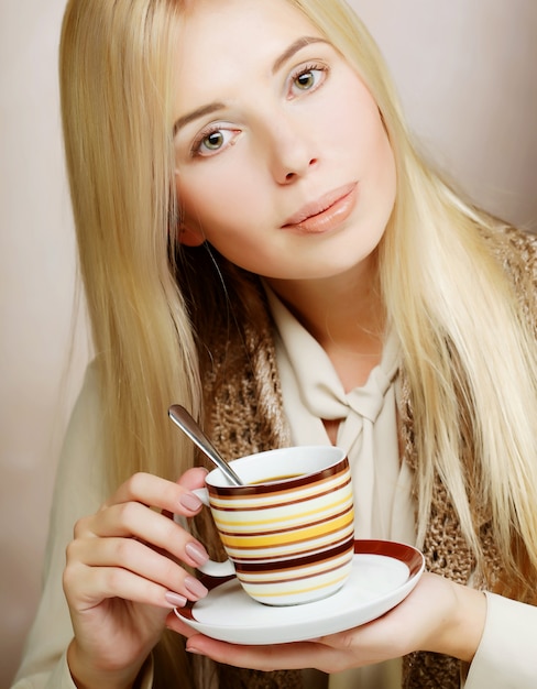 linda mulher tomando café